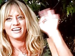 Redhead aziatika lesbian dia ny tight mahafinaritra licked avy playful namana ao amin'ny zaridaina